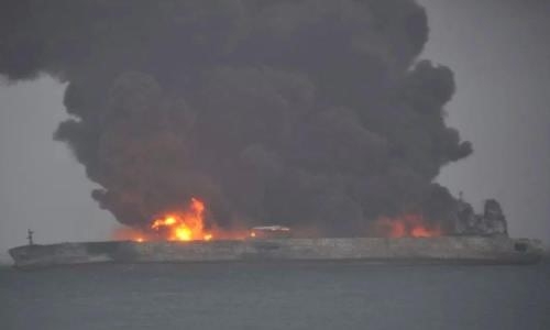 Oil tanker on fire and leaking off China coast